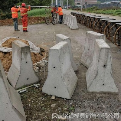 道路防撞隔离墩模具 中央隔离墩模具 铭银隔离墩模具厂家